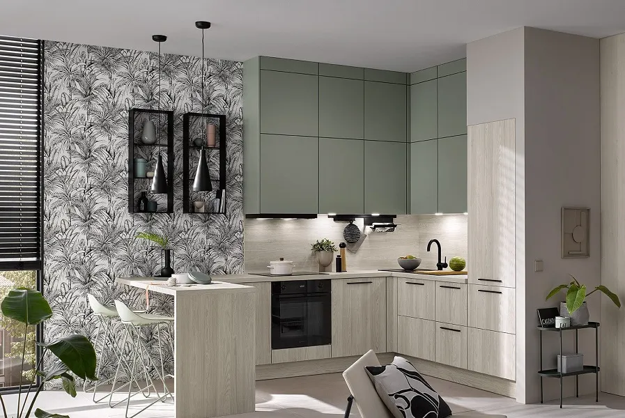 Cuisine moderne moderne en u ouverte sur le séjour avec espace repas intégré et meubles haut jusqu'au plafond pour une maximum de rangement